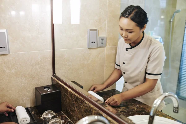 Aziatische Jonge Meid Uniform Schoonmaken Van Badkamer Voor Gast Aankomst — Stockfoto