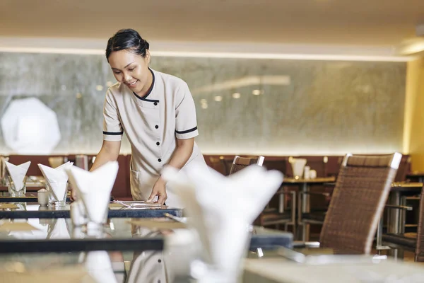 Asiatico Giovane Cameriera Sorridente Uniforme Pulizia Tavoli Prima Aprire Ristorante — Foto Stock