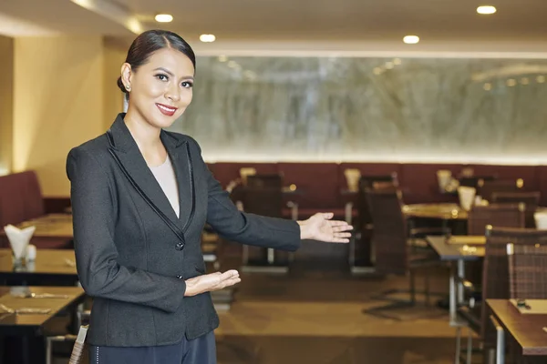 Retrato Del Joven Manager Asiático Traje Negro Mostrando Gesto Bienvenida —  Fotos de Stock