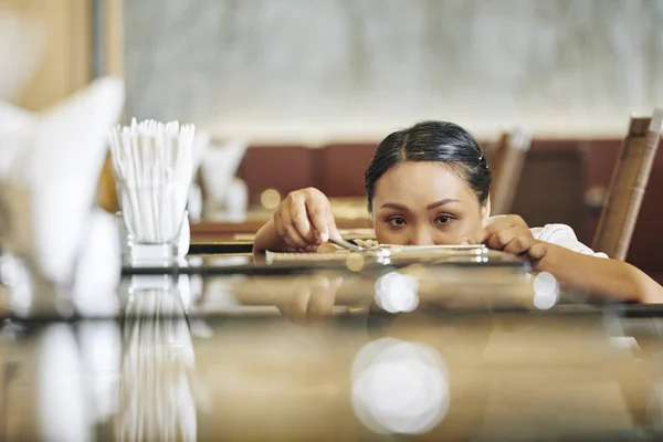 Asiática Garçonete Concentrando Seu Trabalho Ela Colocando Utensílios Mesa Mesa — Fotografia de Stock