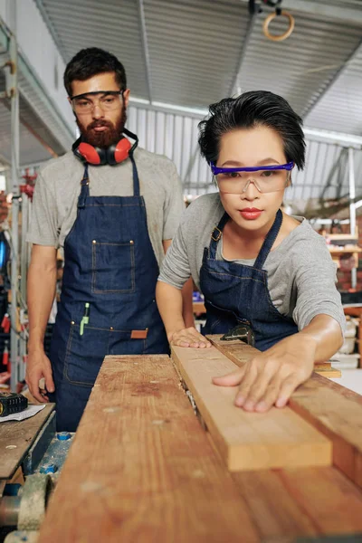 Serieuze Professionele Timmerman Zoek Naar Zijn Vrouwelijke Collega Die Houten — Stockfoto