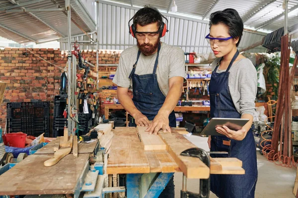 Tim Multi Etnis Tukang Kayu Dengan Celemek Dan Kacamata Memotong — Stok Foto