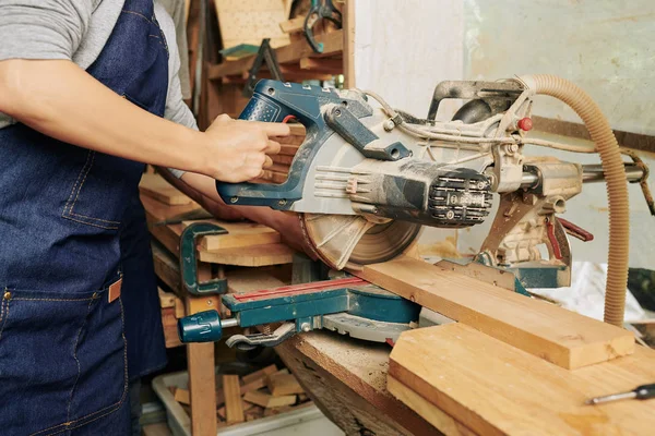 Bijgesneden Beeld Van Timmerman Denim Overall Snijden Houten Plank Bij — Stockfoto