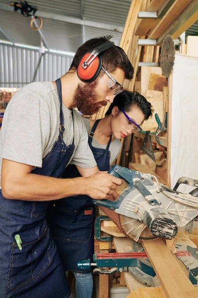 Équipe Menuisiers Multi Ethniques Dans Des Lunettes Protection Utilisant Une — Photo