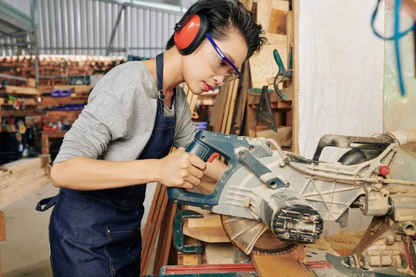 Dość Poważna Kobieta Woodworker Koncentruje Się Cięcie Deski Projektu — Zdjęcie stockowe