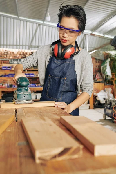 Tukang Kayu Perempuan Muda Yang Serius Memoles Papan Kayu Dengan — Stok Foto