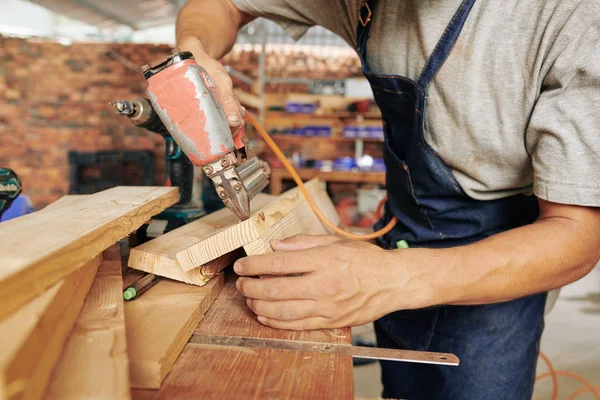 Imagem Close Carpinteiro Profissional Usando Pistola Grampo Trabalhar Com Madeira — Fotografia de Stock