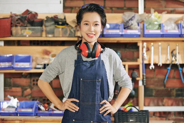 Retrato Muito Jovem Carpinteiro Vietnamita Feliz Denim Geral Oficina — Fotografia de Stock