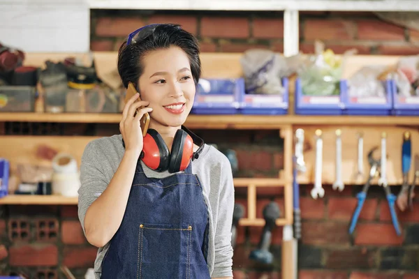 Asiático Mujer Sonriendo Hembra Carpintero Hablando Con Cliente Teléfono — Foto de Stock