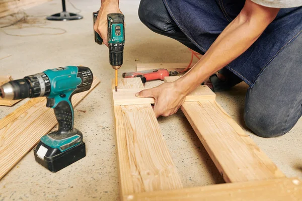 Imagem Close Carpinteiro Usando Chave Fenda Elétrica Montar Peça Mobiliário — Fotografia de Stock