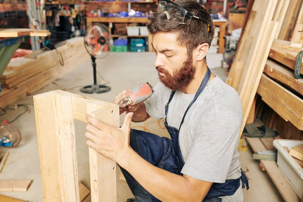 Carpinteiro Masculino Sério Usando Grampeador Móveis Para Combinar Peças Madeira — Fotografia de Stock