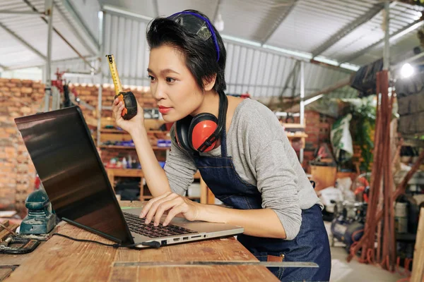 Falegname Femminile Asiatico Con Metro Nastro Che Controlla Modello Mobile — Foto Stock