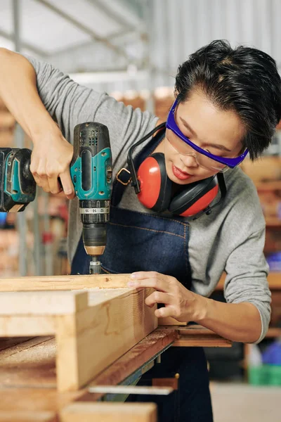 Pekerja Kayu Asia Muda Mengenakan Kacamata Pelindung Ketika Bekerja Dengan — Stok Foto