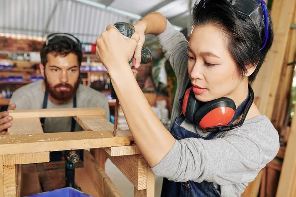 Carpinteiro Olhando Para Seu Colega Trabalho Aparafusar Partes Banquinho Madeira — Fotografia de Stock