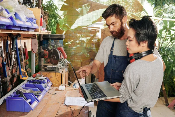 Seriösa Snickare Diskuterar Post Med Nya Möbel Pjäs Order Från — Stockfoto