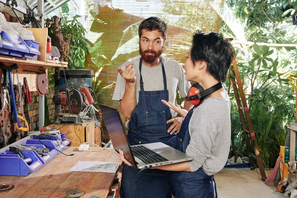 Team Van Timmerlieden Denim Schorten Houden Laptop Het Bespreken Van — Stockfoto