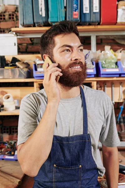 Potret Tukang Kayu Muda Yang Tersenyum Menelepon Melalui Telepon Dengan — Stok Foto