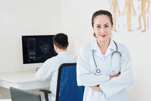 Porträt Eines Selbstbewussten Reifen Vietnamesischen Arztes Der Die Arme Verschränkt — Stockfoto