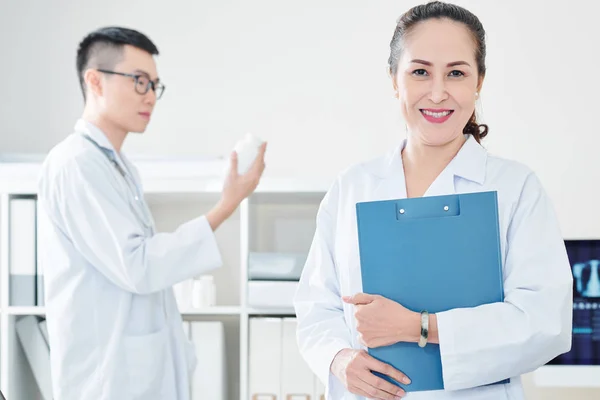 Allegro Medico Vietnamita Maturo Con Appunti Sorridente Guardando Fotocamera — Foto Stock