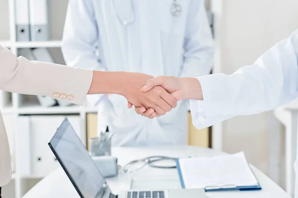 Médico Apertando Mão Paciente Feminino Sobre Mesa Escritório Com Laptop — Fotografia de Stock