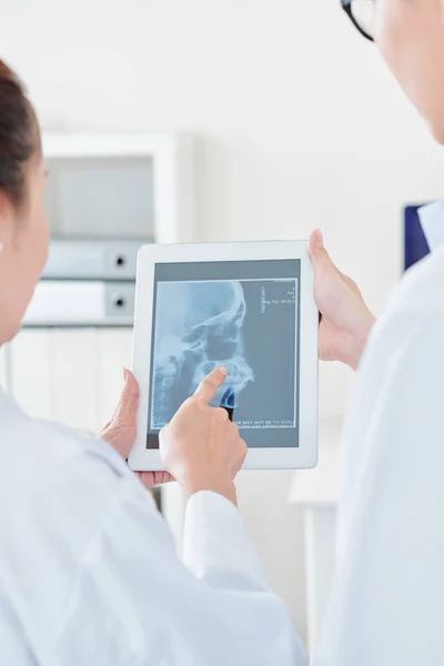 Chirurg Zeigt Auf Kiefer Röntgen Des Patienten Auf Tablet Computer — Stockfoto