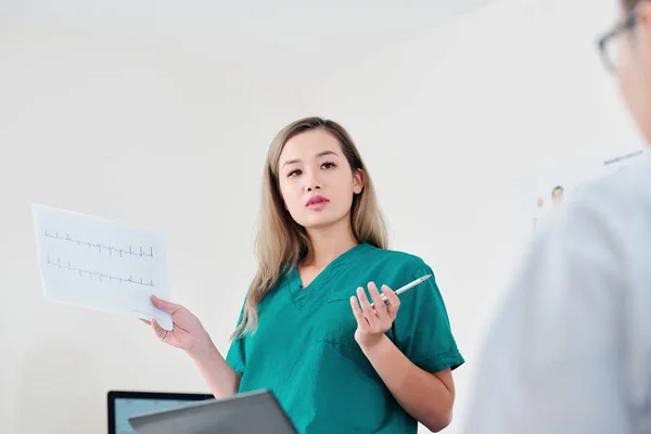 Serious Pretty Young Female Surgeon Discussing Patient Cardiogram Cardiologist — Stock Photo, Image