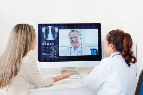 Médico Paciente Femenino Recibiendo Consulta Experimentado Cirujano Ortopédico Asiático Senior — Foto de Stock