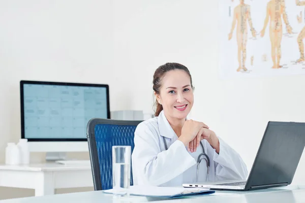 Porträt Einer Lächelnden Allgemeinmedizinerin Die Mit Laptop Und Wasserglas Ihrem — Stockfoto