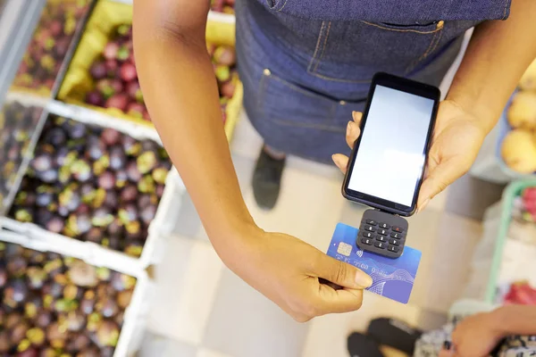 Süpermarkette Kredi Kartı Ile Özel Taşınabilir Bilgisayar Ile Ödeme Satış — Stok fotoğraf
