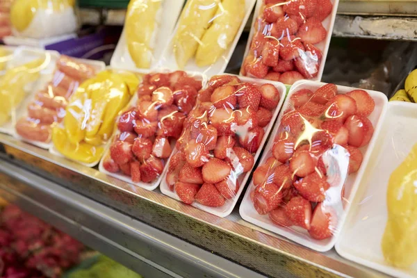 Afbeelding Van Volgepakt Rijp Fruit Liggend Planken Voor Verkoop Groente — Stockfoto