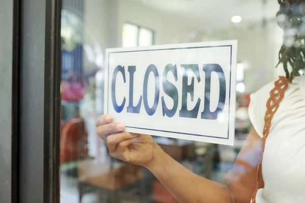 Zbliżenie Sprzedawczyni Wiszących Zamknięte Znak Szklane Drzwi Zamknął Sklep — Zdjęcie stockowe