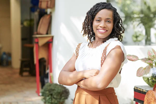 Portrait African Beautiful Woman Standing Arms Crossed Smiling Camera Store — Stock Photo, Image