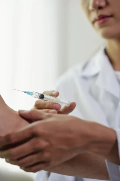 Primer Plano Doctora Sosteniendo Una Jeringa Haciendo Una Inyección Mano —  Fotos de Stock