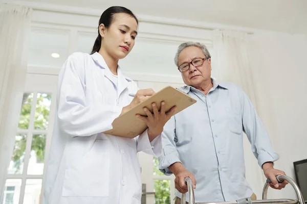 Asiatico Giovane Infermiera Piedi Camice Bianco Scrivere Una Prescrizione Controllare — Foto Stock