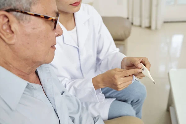 Primer Plano Doctora Sosteniendo Termómetro Mostrando Temperatura Paciente Anciano Durante — Foto de Stock