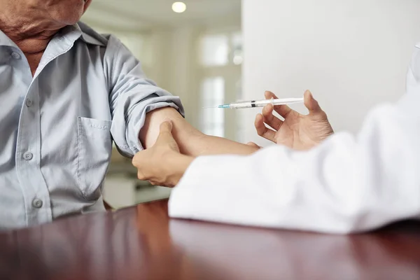 Close Young Doctor White Coat Injecting Patient Hand Table Hospital — Stock Photo, Image