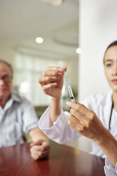 Close Seringa Retenção Médico Fêmea Enquanto Administra Uma Injeção Doente — Fotografia de Stock