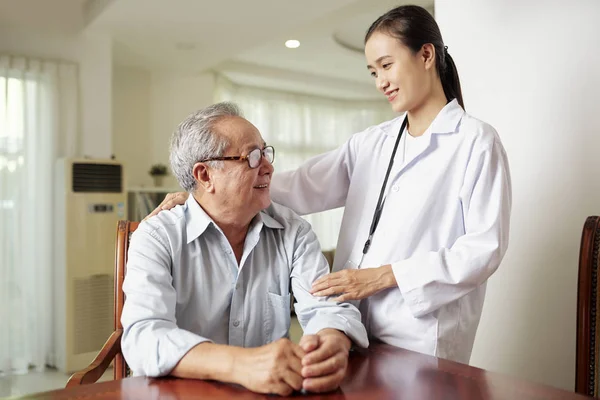 Asiática Joven Enfermera Pie Blanco Abrigo Cuidar Senior Hombre Mientras — Foto de Stock