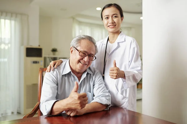 테이블에 아시아 의사와 손가락을 보여주는 안경에 남자의 초상화 병원에서 근처에 — 스톡 사진