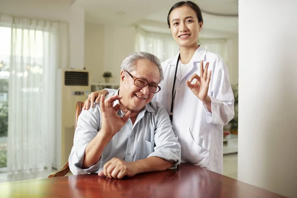 Porträtt Asiatisk Kvinnlig Läkare Stående Vitt Skikt Och Visar Sign — Stockfoto