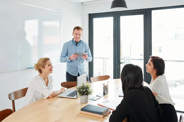 Jungunternehmer Mit Digitalem Tablet Präsentiert Seinen Geschäftsbericht Seinen Kollegen Die — Stockfoto