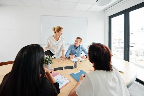 Grupo Empresarios Sentados Mesa Discutiendo Proceso Trabajo Equipo Durante Reunión — Foto de Stock