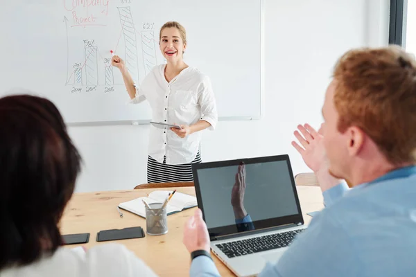 Glückliche Junge Geschäftsfrau Steht Auf Whiteboard Mit Grafiken Und Erklärt — Stockfoto