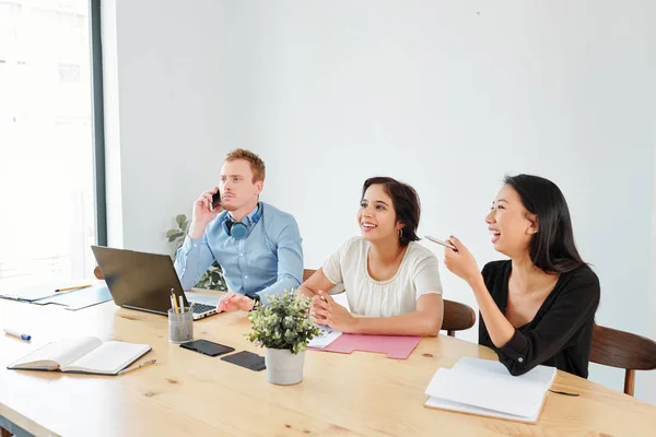 Jovens Empresários Sentados Mesa Sorrindo Ouvindo Palestrante Durante Apresentação Negócios — Fotografia de Stock