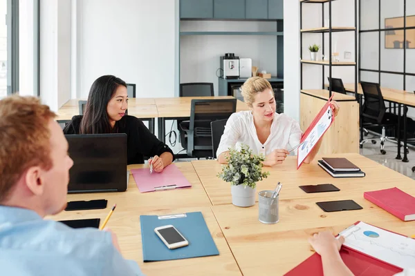 Jungunternehmerin Zeigt Auf Dokument Mit Finanzgrafik Und Diskutiert Gemeinsam Mit — Stockfoto