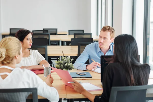 Geschäftsleute Sitzen Mit Laptop Tisch Und Besprechen Gemeinsam Büro Zukunftspläne — Stockfoto