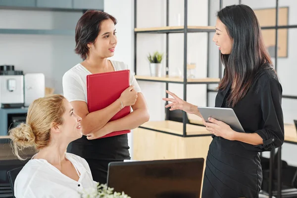 Three Young Multi Ethnic Businesswomen Standing Talking Each Other Working — Stock Photo, Image