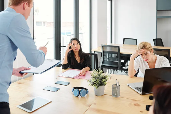 Jóvenes Empresarias Sentadas Mesa Escuchando Líder Masculino Hablar Sobre Plan — Foto de Stock