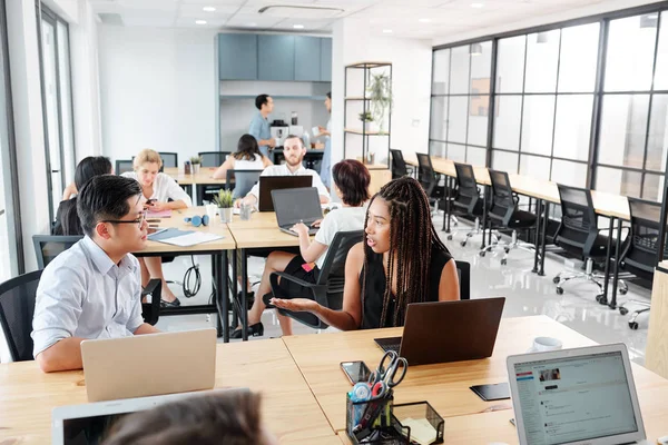 Grupo Empresarios Sentados Lugar Trabajo Utilizando Ordenadores Portátiles Trabajo Discutiendo — Foto de Stock