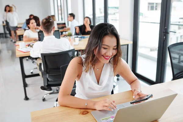 Sourire Femme Affaires Asiatique Assis Son Lieu Travail Utilisant Téléphone — Photo